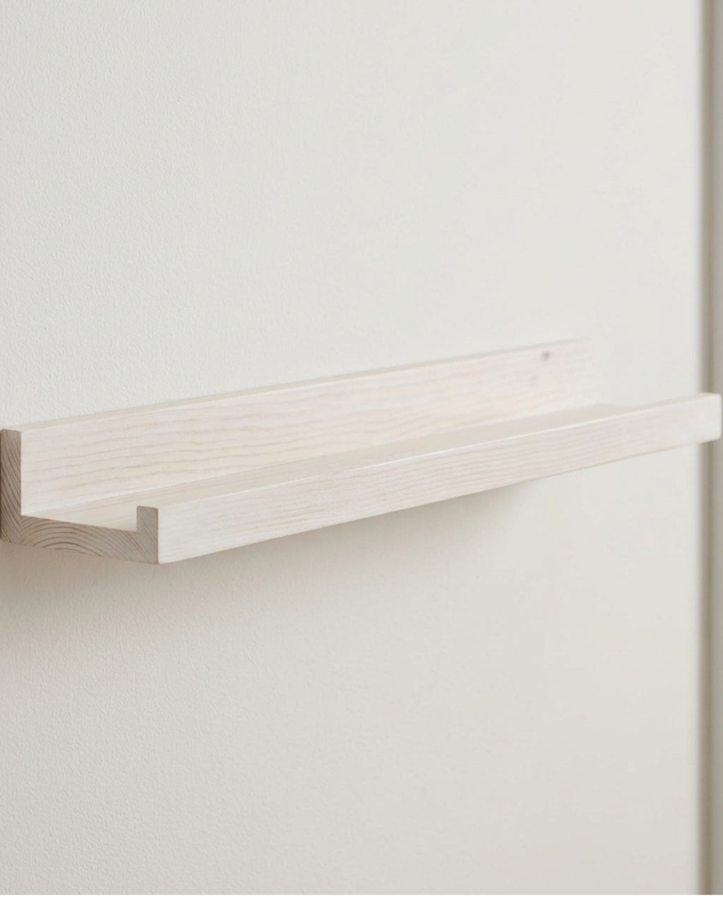 Ndwkv Pine Picture Ledge Wall Shelf Whitewash 50 cm - Lifestyle view