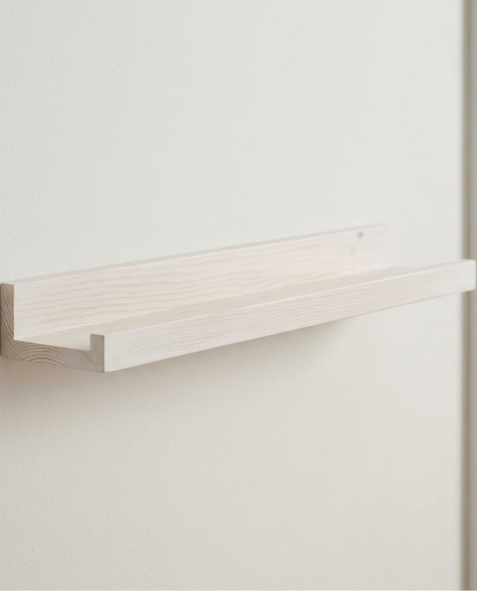 Ndwkv Pine Picture Ledge Wall Shelf Whitewash 50 cm - Lifestyle view